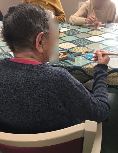 Sénior lors d'une animation 123CREABOIS en EHPAD